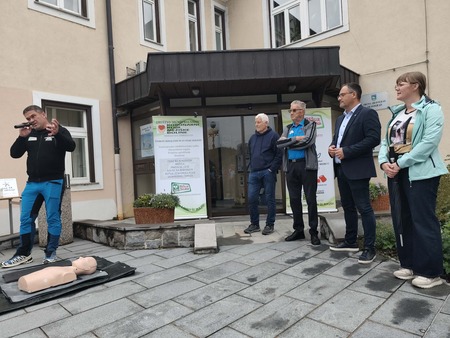 Župan skupaj s člani Koronarnega kluba Mežiške doline in vodjo CKZ Dravograd